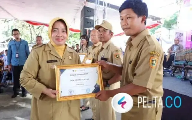 Hadiri HDI, Plt Bupati Purworejo Serahkan Sertifikat Kepada 25 Desa Inklusi