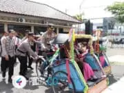 Dengan Menaiki Bus dan Becak, Kapolres Purworejo Melepas 22 Personil Purnabakti