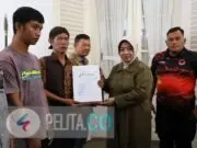Bupati Serahkan Bantuan Kepada 7 Korban Tembok Ambruk di TBA