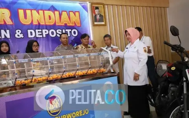 Undian Simpanan 2023, BKK Purworejo Bagi Bagi Hadiah. Bupati Undi Langsung Hadiah Utama Sepeda Motor Undian Simpanan 2023, BKK Purworejo Bagi Bagi Hadiah. Bupati Undi Langsung Hadiah Utama Sepeda Motor