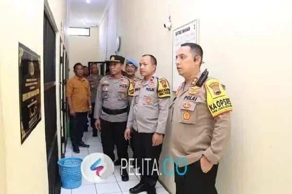 Cek Rutan Polres, AKBP Recky Berikan Semangat kepada Para Tahanan Cek Rutan Polres, AKBP Recky Berikan Semangat kepada Para Tahanan