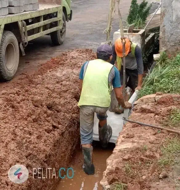 Proyek Pemasangan U-Ditch di Perumahan Kaliandra Legok Permai, Diduga Beraroma Korupsi Proyek Pemasangan U-Ditch di Perumahan Kaliandra Legok Permai, Diduga Beraroma Korupsi