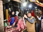 Pastikan Stok dan Harga Bahan Pokok, Pj Gubernur Sumsel Agus Fatoni Lakukan Sidak Pasar