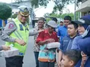 Jumat Berkah, Dirlantas Polda Aceh Berbagi Makan dan Beras