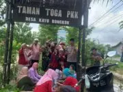 KKN Mahasiswa IQADU Dampingi Kades dan PKK Desa Kayu Bongkok Panen Lengkuas di Kebun Toga KKN Mahasiswa IQADU Dampingi Kades dan PKK Desa Kayu Bongkok Panen Lengkuas di Kebun Toga