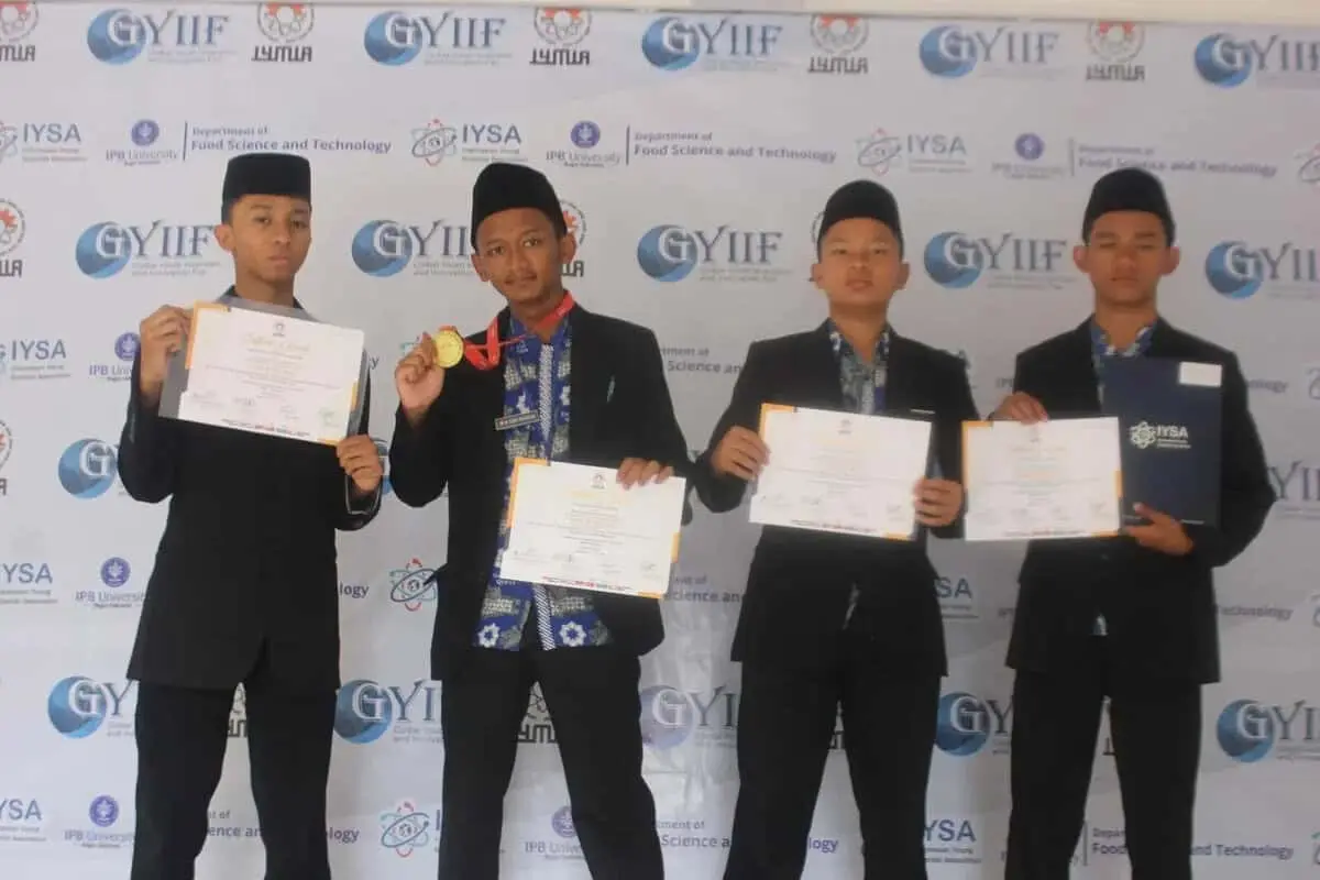 Pestisida Limbah Jerami Karya Santri Daqu Sabet Emas di International Young Moslem Inventor Award 2024 Pestisida Limbah Jerami Karya Santri Daqu Sabet Emas di International Young Moslem Inventor Award 2024