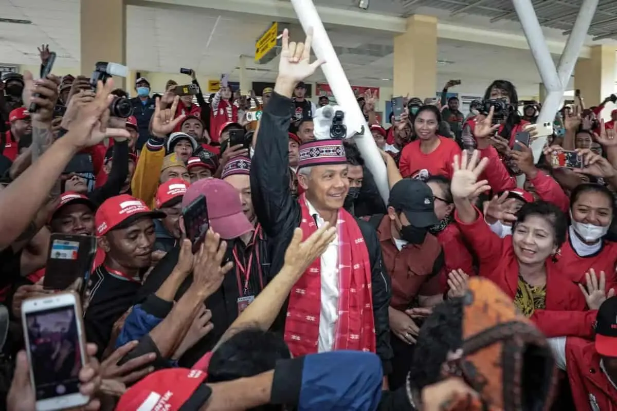 Kenakan Atribut Adat Manggarai, Ganjar Tampil Gagah Di Depan Puluhan Ribu Pendukungnya Di Ruteng Manggarai NTT Kenakan Atribut Adat Manggarai, Ganjar Tampil Gagah Di Depan Puluhan Ribu Pendukungnya Di Ruteng Manggarai NTT