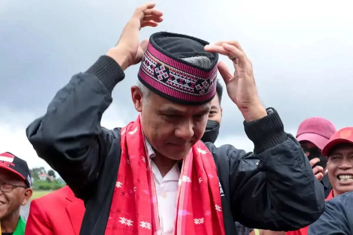 Kenakan Atribut Adat Manggarai, Ganjar Tampil Gagah Di Depan Puluhan Ribu Pendukungnya Di Ruteng Manggarai NTT Kenakan Atribut Adat Manggarai, Ganjar Tampil Gagah Di Depan Puluhan Ribu Pendukungnya Di Ruteng Manggarai NTT