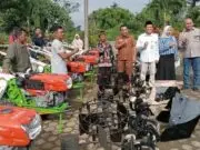 Salurkan Bantuan Traktor bagi Kelompok Tani, Pengamat: PPM PetroChina Jabung Patut Diteladani