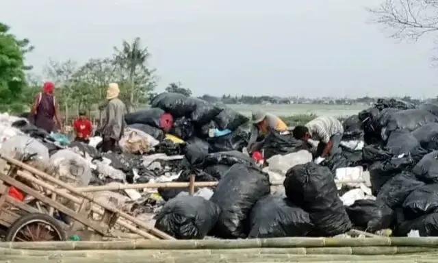 Tak Kenal Kompromi, Pemilik Penampungan Sampah di Desa Kramat Abaikan Protes Warga Tak Kenal Kompromi, Pemilik Penampungan Sampah di Desa Kramat Abaikan Protes Warga