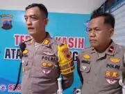 Diberitakan Oknum Polisi Lalu Lintas Polres Purworejo Menyita Mobil Mewah Gegara Pengemudi Tidak Punya SIM, Ini Tanggapan Kasat Lantas Polres Purworejo. Kasat Lantas Polres Purworejo AKP Untung Ariyono bersama kanit Turjagwali ( Pengaturan, Penjagaan, Pengawalan, dan Patroli) IPDA Bambang Rahmanto saat di konfirmasi awak media Sabtu (24/2/24 ) sore