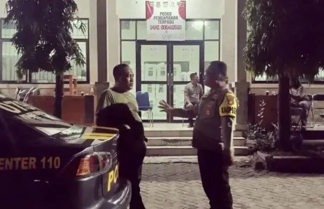 Kepolisian Sektor Sepatan dan PPK Siaga Amankan Logistik Pemilu 24 Jam Kepolisian Sektor Sepatan dan PPK Siaga Amankan Logistik Pemilu 24 Jam