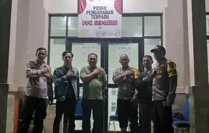 Kepolisian Sektor Sepatan dan PPK Siaga Amankan Logistik Pemilu 24 Jam Kepolisian Sektor Sepatan dan PPK Siaga Amankan Logistik Pemilu 24 Jam