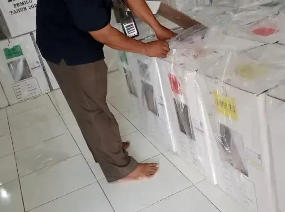 Salah Satu Kotak Suara Yang Transit di Desa Kemiri Terbuka, PPS Sedang Ada Perapihan,!!!! Salah Satu Kotak Suara Yang Transit di Desa Kemiri Terbuka, PPS Sedang Ada Perapihan,!!!!
