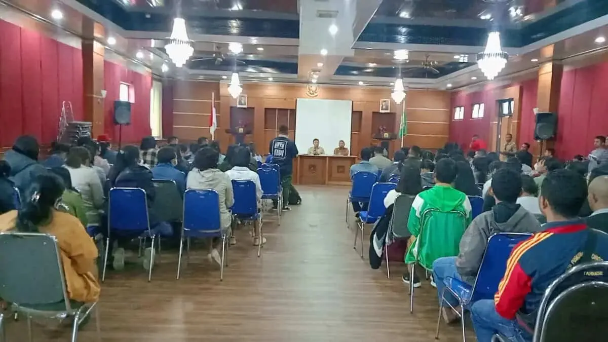 Merasa Diterlantarkan Dan Dianaktirikan, Ratusan Nakes Non ASN Datangi Kantor Bupati Manggarai NTT Di Ruteng Merasa Diterlantarkan Dan Dianaktirikan, Ratusan Nakes Non ASN Datangi Kantor Bupati Manggarai NTT Di Ruteng