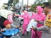 Polres Purworejo Bersama Bhayangkari Bagikan Ratusan Takjil