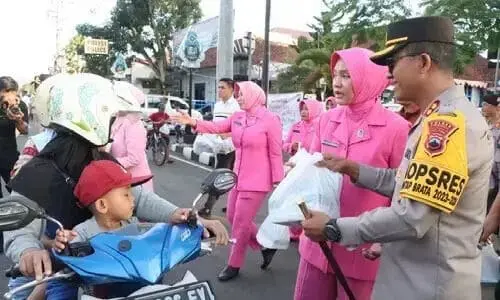 Polres Purworejo Bersama Bhayangkari Bagikan Ratusan Takjil