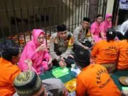 Berbagi Kebahagian di Bulan Suci Ramadhan, Kapolres Buka Bersama Para Tahanan Polres Lombok Utara