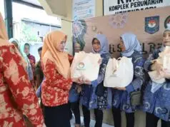 DWP Kemendagri Bagikan Paket Sembako di Kompleks DDN Kota Tangerang DWP Kemendagri Bagikan Paket Sembako di Kompleks DDN Kota Tangerang