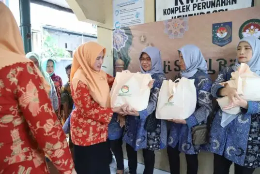 DWP Kemendagri Bagikan Paket Sembako di Kompleks DDN Kota Tangerang DWP Kemendagri Bagikan Paket Sembako di Kompleks DDN Kota Tangerang