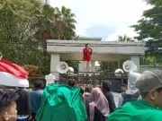 Dugaan Pelaporan Dokumen Palsu RKAB PT. SRM Kepada Kementerian ESDM RI, AGMI Gelar Aksi Unras di Gedung MA Jakarta Dugaan Pelaporan Dokumen Palsu RKAB PT. SRM Kepada Kementerian ESDM RI, AGM Gelar Aksi Unras di Gedung MA Jakarta