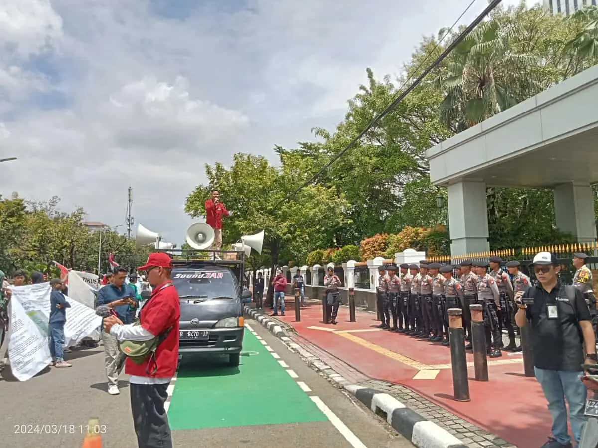 Dugaan Pelaporan Dokumen Palsu RKAB PT. SRM Kepada Kementerian ESDM RI, AGMI Gelar Aksi Unras di Gedung MA Jakarta Dugaan Pelaporan Dokumen Palsu RKAB PT. SRM Kepada Kementerian ESDM RI, AGMI Gelar Aksi Unras di Gedung MA Jakarta