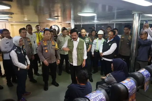 Kapolri Tinjau Langsung Kondisi Pelayanan Pemudik di Dermaga 1 Pelabuhan Merak Kapolri Tinjau Langsung Kondisi Pelayanan Pemudik di Dermaga 1 Pelabuhan Merak