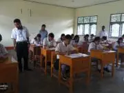 Siswa Kelas XII SMK Indonesia Timur Manggarai NTT Mengikuti Ujian Akhir