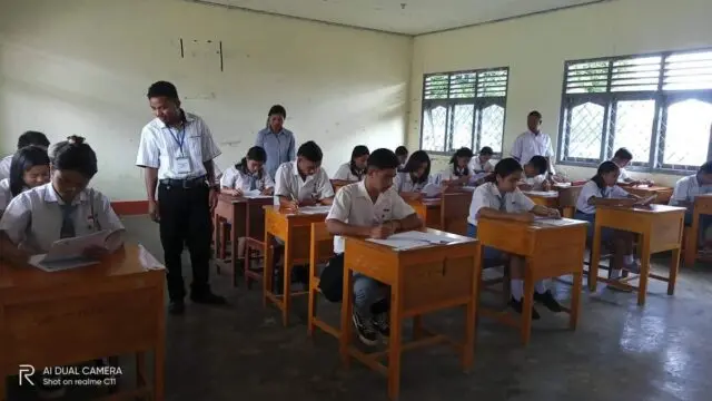 Siswa Kelas XII SMK Indonesia Timur Manggarai NTT Mengikuti Ujian Akhir