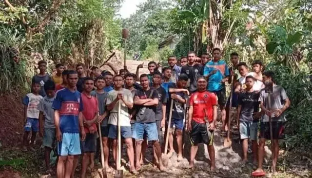 Prihatin Kondisi Jalan Yang Rusak,Kaum Muda Mawe Desa Golo Lajang Barat, Manggarai Barat NTT Gelar Bakti Sosial Prihatin Kondisi Jalan Yang Rusak,Kaum Muda Mawe Desa Golo Lajang Barat, Manggarai Barat NTT Gelar Bakti Sosial
