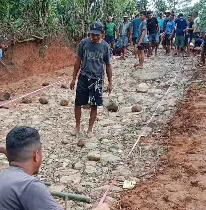 Prihatin Kondisi Jalan Yang Rusak,Kaum Muda Mawe Desa Golo Lajang Barat, Manggarai Barat NTT Gelar Bakti Sosial Prihatin Kondisi Jalan Yang Rusak,Kaum Muda Mawe Desa Golo Lajang Barat, Manggarai Barat NTT Gelar Bakti Sosial