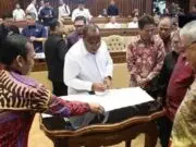 DPR RI dan Pemerintah Sepakat 27 RUU tentang Kabupaten/Kota Dibawa ke Sidang Paripurna DPR RI dan Pemerintah Sepakat 27 RUU tentang Kabupaten/Kota Dibawa ke Sidang Paripurna