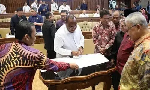 DPR RI dan Pemerintah Sepakat 27 RUU tentang Kabupaten/Kota Dibawa ke Sidang Paripurna DPR RI dan Pemerintah Sepakat 27 RUU tentang Kabupaten/Kota Dibawa ke Sidang Paripurna