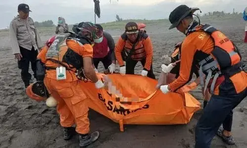Hilang Terbawa Ombak, Warga Purworejo Ditemukan Terdampar di Pantai Telogodepok Kebumen Hilang Terbawa Ombak, Warga Purworejo Ditemukan Terdampar di Pantai Telogodepok Kebumen