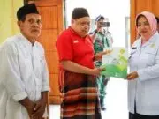 Bupati Serahkan Bantuan Baznas Untuk Warga Bruno yang Kurang Mampu