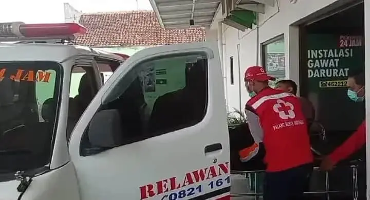 7 Orang Terluka, Habis Piknik di Telaga Sarangan Magetan Mobil Terbalik di Parit