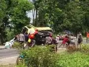 Gagal Mendahului, Truk Muatan Pupuk Terguling di Magetan Gagal Mendahului, Truk Muatan Pupuk Terguling di Magetan