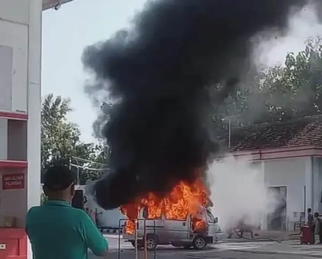 Usai Isi BBM, Minibus Tinggal Kerangka Terbakar di SPBU Takeran Magetan Usai Isi BBM, Minibus Tinggal Kerangka Terbakar di SPBU Takeran Magetan