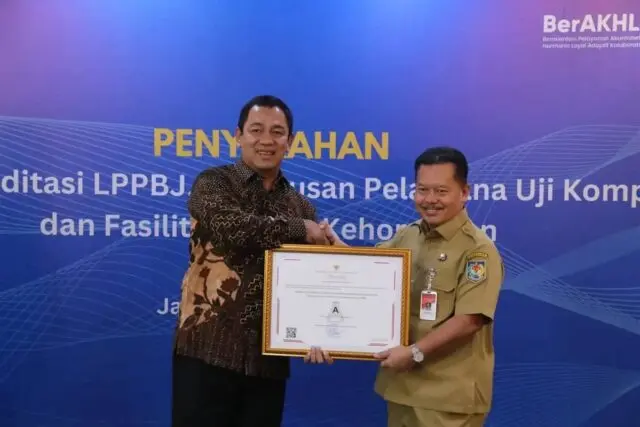 BPSDM Kemendagri Terima Sertifikat Akreditasi LPPBJ dari LKPP