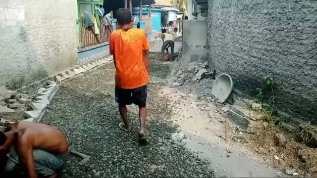 Tanpa APD, Pekerja Proyek Paving Blok di Sepatan Timur Diduga Abaikan K3 Tanpa APD, Pekerja Proyek Paving Blok di Sepatan Timur Diduga Abaikan K3