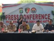 Polresta Bandara Soetta Tangkap Dua Tersangka Penyelundupan Puluhan Ribu Ekor Benih Bening Lobster Polresta Bandara Soetta Tangkap Dua Tersangka Penyelundupan Puluhan Ribu Ekor Benih Bening Lobster