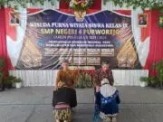 Wisuda Purnawiyata Kelas IX di SMPN 4 Purworejo Ditandai Dengan Pengalungan Samir dan Acara Sungkeman