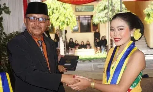 Wisuda Purnawiyata Kelas IX di SMPN 4 Purworejo Ditandai Dengan Pengalungan Samir dan Acara Sungkeman Wisuda Purnawiyata Kelas IX di SMPN 4 Purworejo Ditandai Dengan Pengalungan Samir dan Acara Sungkeman