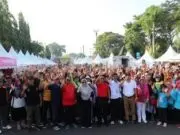 Ribuan Peserta Ikuti Jalan Sehat, Bupati Bagikan Doorprize dan Berinteraksi dengan Anak-anak TK-Paud