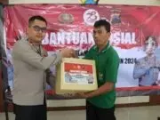 Gelar Bantuan Sosial, Polisi Bagikan Sembako Ke Warga Sekitar Mapolres Purworejo