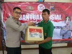 Gelar Bantuan Sosial, Polisi Bagikan Sembako Ke Warga Sekitar Mapolres Purworejo