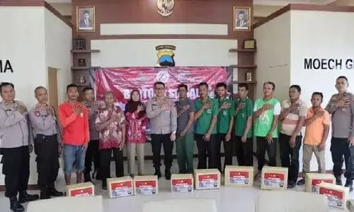 Gelar Bantuan Sosial, Polisi Bagikan Sembako Ke Warga Sekitar Mapolres Purworejo