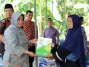 Kunjungi Keluarga Jamaah Haji yang Meninggal, Bupati Serahkan Bantuan dari Baznas
