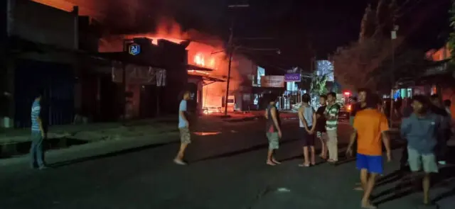 Diduga Korsleting, Toko Oli di Magetan Amblas Jadi Amukan Si Jago Merah Diduga Korsleting, Toko Oli di Magetan Amblas Jadi Amukan Si Jago Merah