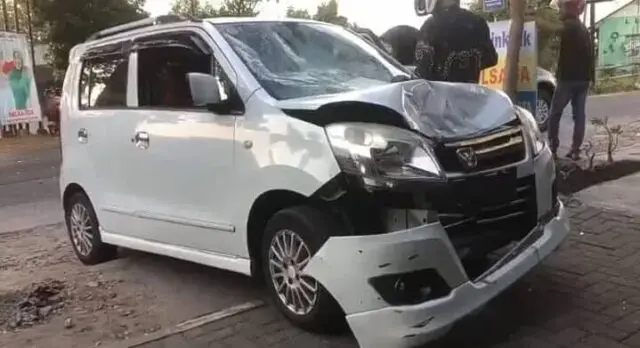 Di Magetan, Minibus Hajar Pemotor Penjual Es Keliling Hingga Korban Terpental di Atas Kap Mobil Di Magetan, Minibus Hajar Pemotor Penjual Es Keliling Hingga Korban Terpental di Atas Kap Mobil